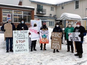 Members of Almaguin Climate Group pose in front of the Sundridge Post Office several weeks ago. The group has been meeting outside the Post Office regularly to inform the public about the dangers of climate change.
Submitted Photo