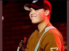 Cruz Vallis, un chanteur country de 18 ans originaire de Spruce Grove, a sorti son premier single,