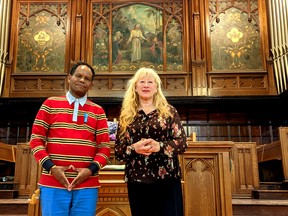 Stratfordska piosenkarka, autorka tekstów i muzyk Loreena McKennitt zbiera grupę lokalnych muzyków i artystów na specjalnym koncercie w Knox Presbyterian Church w Stratford 13 maja, aby wesprzeć kampanię zbierania funduszy Multicultural Association of Perth Huron na rzecz przesiedlenia uchodźców na Ukrainie. Zebrane pieniądze pomogą wielokulturowemu stowarzyszeniu kupić bilety lotnicze dla uchodźców czekających na osiedlenie się w Stratford i okolicznych hrabstwach Perth i Huron. Na zdjęciu dr. Gezahgn Wordofa, dyrektor wykonawczy Stowarzyszenia Wielokulturowego i McKennitt w Sanktuarium Kościoła w Knox. Galen Simmons/The Beacon Herald/Sieć Postmedia