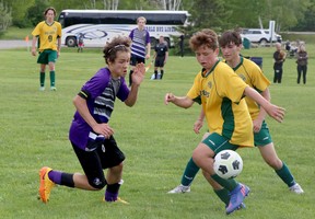 Andre Sousa, Links, Von Den Lo-Ellen Park Knights, Verteidigt Sich Am Freitag, Den 27. Mai, Während Der Aaa-Fußballmeisterschaft Der Nossa Junior Boys Im Kinsmen Sports Complex In Lively, Ontario, Gegen Zwei Spieler Der St. Joseph-Scollard Hall Bears , 2022. Lo-Ellen Gewann Mit 1:0.