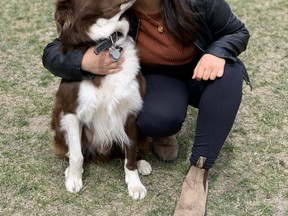Júlia Israel with her dog, Bento.