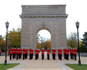 Gedenkgottesdienst am Royal Military College Memorial Arch in Kingston am 11. November 2021. Ungefähr 200 Angehörige der Streitkräfte, RMC-Mitarbeiter und Offizierskadetten sowie Zivilisten nahmen an dem Gottesdienst teil