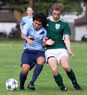 Irish Edge Lancers Im Elfmeterschießen Um Den Fußballtitel Der Senioren 5 Ethan Quinteros, Links, Von Den Ursuline Lancers Kämpft Am Donnerstag, Den 19. Mai 2022, Gegen Owen Ladanchuk Von Den St. Patrick'S Fighting Irish Während Des Fußballfinals Der Lkssaa 'Aaa' Senior Boys Am Ursuline College Chatham In Chatham, Ontario. Mark Malone /Chatham Daily News/Postmedia Network