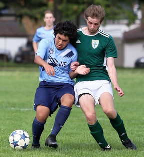 Ethan Quinteros, Links, Von Den Ursuline Lancers Kämpft Am Donnerstag, Den 19. Mai 2022, Gegen Owen Ladanchuk Von Den St. Patrick'S Fighting Irish Während Des Fußballfinals Der Lkssaa 'Aaa' Senior Boys Am Ursuline College Chatham In Chatham, Ontario. Mark Malone /Chatham Daily News/Postmedia Network