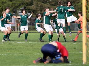 Die St. Patrick'S Fighting Irish Feiern, Nachdem Sie Am Donnerstag, Den 19. Mai 2022, Das Siegtor Gegen Den Torwart Der Ursuline Lancers, Nelson Dekoning, In Einem Elfmeterschießen Im Fußballfinale Der Lkssaa 'Aaa' Senior Boys Am Ursuline College Chatham In Chatham, Ontario, Erzielt Haben Mark Malone/Chatham Daily News/Postmedia Network