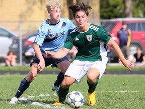 Irish Edge Lancers Im Elfmeterschießen Um Den Fußballtitel Der Senioren 4 Darren Lapointe, Rechts, Von Den St. Patrick'S Fighting Irish Und Keegan Kovar Von Den Ursuline Lancers Jagen Den Ball Während Des Fußballfinals Der Lkssaa 'Aaa' Senior Boys Am Ursuline College Chatham In Chatham, Ontario, Am Donnerstag, Den 19. Mai 2022 Mark Malone/Chatham Daily News/Postmedia Network