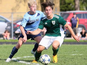 Darren Lapointe, Rechts, Von Den St. Patrick'S Fighting Irish Und Keegan Kovar Von Den Ursuline Lancers Jagen Den Ball Während Des Fußballfinals Der Lkssaa 'Aaa' Senior Boys Am Ursuline College Chatham In Chatham, Ontario, Am Donnerstag, Den 19. Mai 2022 Mark Malone/Chatham Daily News/Postmedia Network