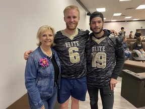 Fort Saskatchewan Mayor Gale Katchur poses with the Edmonton Elite at Fort Lanes in 2021 to welcome the team to the City. The team will call Taurus Field home again for the 2022 season. Photo/Twitter.