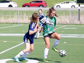 Hart Umkämpfte Angelegenheiten Kennzeichnen Sdssaa Premier-Fußballmeisterschaften 2 Sophie Huneault (19) Von Den Notre Dame Alouettes Kämpft Am Dienstag, Den 24.
