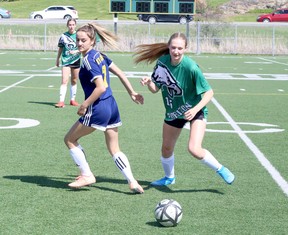 Hart Umkämpfte Angelegenheiten Kennzeichnen Sdssaa Premier-Fußballmeisterschaften 4 Andrea Begic (7) Von Den Notre Dame Alouettes Und Paige Cornwaite (15) Von Den L'Horizon Aigles Kämpfen Am Dienstag, Den 24. 2022.