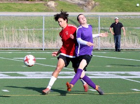 Jack Campbell (5) Von Den Lo-Ellen Knights Kickt Einen Ball, Während Er Am Dienstag, Mai, Während Des Fußballfinals Der Sdssaa Senior Boys Premier Im James Jerome Sports Complex In Sudbury, Ontario, Kontakt Zu Nicholas Mcgee (21) Von Den St. Chares Cardinals Aufnimmt 24., 2022.