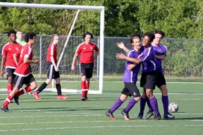 Die Spieler Der Lo-Ellen Knights Feiern Am Dienstag, Den 24. Mai 2022, Ein Tor Von Maliq Olanrewaju Während Des Fußballfinals Der Sdssaa Senior Boys Premier Im James Jerome Sports Complex In Sudbury, Ontario.