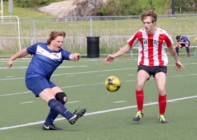 Lancers, Gators, Top-Fußball Der Zweiten Liga 1 Calvin Hull, Links, Von Bishop Alexander Carter Golden Gators Schießt Einen Ball Nach Unten, Während Er Unter Dem Druck Von Joshua Huot Von Den Macdonald-Cartier Panthers Während Des Fußballmeisterschaftsspiels Der Sdssaa Boys Second Division Im James Jerome Sports Complex In Sudbury, Ontario, Am Dienstag Steht. 14. Juni 2022.