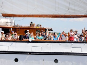 Les passagers de la croisière Empire Sandy's Parade of Sail saluent les spectateurs sur la plage.  (Ronald Zajak / flûte à bec et temps)