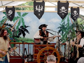 Cap'n Tor y Naer Do Well Cads se presentan en The Pirate Theatre en Hardy Park.  (Ronald Zajak / Grabador y tiempos)