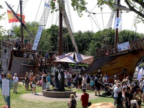 Los visitantes forman una larga fila para tener la oportunidad de visitar el barco español NOW Trinidad el sábado por la tarde.  (Ronald Zajak / Grabador y tiempos)