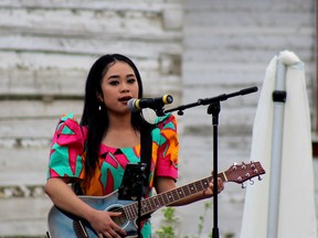 Daisy Pia Marie actúa en el Día del Multiculturalismo, organizada por la Asociación Multicultural de Wood Buffalo, en Fort McMurray Heritage Village el sábado 11 de junio de 2022. Laura Beamish / Fort McMurray Today / Postmedia Network