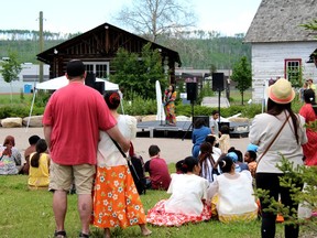 La gente ve a Daisy Pia Marie actuar en el Día del Multiculturalismo, organizada por la Asociación Multicultural de Wood Buffalo, en Fort McMurray Heritage Village el sábado 11 de junio de 2022. Laura Beamish / Fort McMurray Today / Postmedia Network