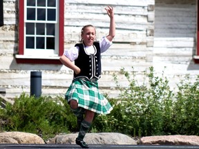 Una bailarina de Fort McMurray Highland se presenta el Día del multiculturalismo, organizada por la Asociación Multicultural de Wood Buffalo, en Fort McMurray Heritage Village el sábado 11 de junio de 2022. Laura Beamish / Fort McMurray Today / Postmedia Network