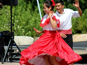 Los bailarines se presentan en el Día del Multiculturalismo, organizado por la Asociación Multicultural de Wood Buffalo, en Fort McMurray Heritage Village el sábado 11 de junio de 2022. Laura Beamish / Fort McMurray Today / Postmedia Network