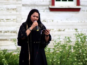 Una mujer actúa en el Día del Multiculturalismo, organizada por la Asociación Multicultural de Wood Buffalo, en Fort McMurray Heritage Village el sábado 11 de junio de 2022. Laura Beamish / Fort McMurray Today / Postmedia Network