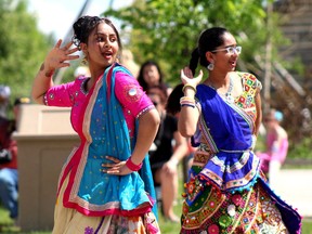 Los bailarines se presentan en el Día del Multiculturalismo, organizado por la Asociación Multicultural de Wood Buffalo, en Fort McMurray Heritage Village el sábado 11 de junio de 2022. Laura Beamish / Fort McMurray Today / Postmedia Network