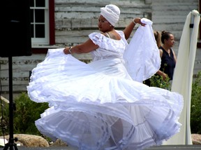 Una bailarina se presenta en el Día del Multiculturalismo, organizada por la Asociación Multicultural de Wood Buffalo, en Fort McMurray Heritage Village el sábado 11 de junio de 2022. Laura Beamish / Fort McMurray Today / Postmedia Network