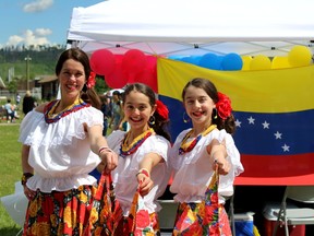 Personas que representan a Venezuela en el Día del Multiculturalismo, organizado por la Asociación Multicultural de Wood Buffalo, en Fort McMurray Heritage Village el sábado 11 de junio de 2022. Laura Beamish / Fort McMurray Today / Postmedia Network