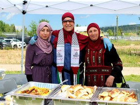 Mujeres en un stand que representa a Palestina en el Día del Multiculturalismo, organizado por la Asociación Multicultural de Wood Buffalo, en Fort McMurray Heritage Village el sábado 11 de junio de 2022. Laura Beamish / Fort McMurray Today / Postmedia Network
