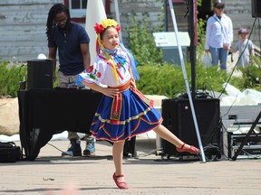 Una bailarina del club de baile ucraniano Avrora de Fort McMurray se presenta el día del multiculturalismo, organizada por la Asociación Multicultural de Wood Buffalo, en Fort McMurray Heritage Village el sábado 11 de junio de 2022. Laura Beamish / Fort McMurray Today / Postmedia Network