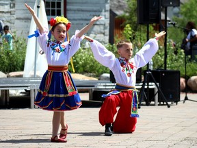 Los bailarines del club de baile ucraniano Fort McMurray Avrora se presentan en el Día del Multiculturalismo, organizado por la Asociación Multicultural de Wood Buffalo, en Fort McMurray Heritage Village el sábado 11 de junio de 2022. Laura Beamish / Fort McMurray Today / Postmedia Network