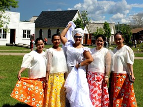 Mujeres posan para fotos en el Día del multiculturalismo, organizado por la Asociación Multicultural de Wood Buffalo, en Fort McMurray Heritage Village el sábado 11 de junio de 2022. Laura Beamish / Fort McMurray Today / Postmedia Network