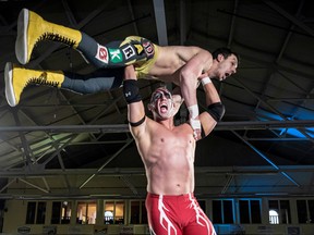 Il campione canadese dei pesi massimi di wrestling Rock Solid Scotty Body esegue una sveltina su Anthony Darko.