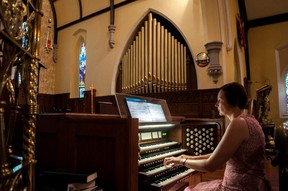 Maggie Deppe übt an der Orgel der St. James anglikanische Kirche in Stratford. (Chris Montanini / Stratford Beacon Herald)