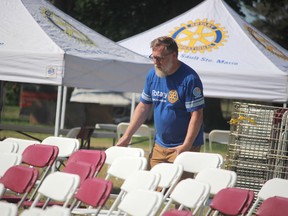 Darryl Patterson prepares chairs for Rotaryfest Stage 1 at Clergue Park on Wednesday, July 13, 2022 in Sault Ste. Marie, Ont. (BRIAN KELLY/THE SAULT STAR/POSTMEDIA NETWORK)