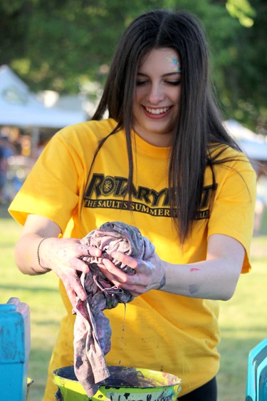 Teija Nardi volunteers at the creative and flower art activity at Rotaryfest at Clergue Park on Thursday, July 14, 2022 in Sault Ste. Marie, Ont. (BRIAN KELLY/THE SAULT STAR/POSTMEDIA NETWORK)