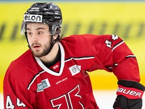 Markuss Limpars Lants ir Sarnijas Stingas izvēlētais 2021. gada Kanādas hokeja līgas importa draftā. (Sarnijas Stingas autors, izmantojot Tobiasu Stērneru/Bildeberanu)