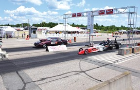 Foto door KEVIN McSHEFFREYDit waren slechts twee van de deelnemers in de Super-Pro-klasse tijdens de North Shore Challenge Drag Race afgelopen weekend. Er waren dit jaar meer dan 260 racers in vijf klassen.