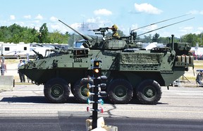 Foto door KEVIN McSHEFFREYDe Canadese strijdkrachten Dragoon Guild stuurde een bemanning uit Petawawa met een militair voertuig LAV 6 naar de North Shore Challenge Drag Race. Het was het hele weekend te zien.