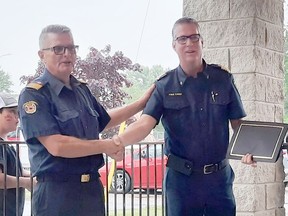 Le chef des pompiers Colin Shewell (à droite) était parmi ceux qui ont reçu des prix pour les années de service lors de la célébration de la fête du Canada à West Elgin.  Photos Victoria