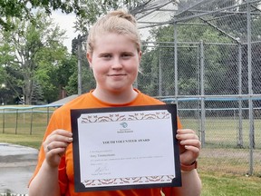 Amy Timmermans, récipiendaire du Prix du bénévolat des jeunes en reconnaissance de son dévouement au bénévolat de différentes manières dans la communauté, remet son prix.  Photos Victoria