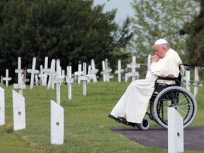 Upon arriving in Ermineskin Monday, His Holiness, Pope Francis spent some time praying at the Ermineskin Cemetery prior to making his way to Maskwa Park.
Christina Max
