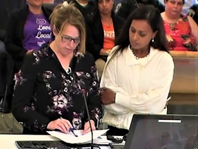 Debbie Lee, à gauche, et Vino Noronha de Not Alone Team Quinte, un groupe à but non lucratif basé à Belleville, ont demandé lundi un financement de démarrage de 25 000 $ au conseil municipal pour préparer un plan conceptuel pour explorer l'idée d'une petite communauté d'abris dans le ville pour loger les sans-abri.