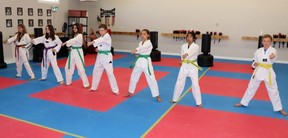(De gauche à droite) Les étudiants de Whitcourt Taekwondo Emily Lannoy, Eli Connell, Josie Williams, Tristan Hayden, Addison Williams, Nikolai Backlas et Thor Handel s'entraînent dans le gymnase du club. BRAD QUARIN / Postmédia