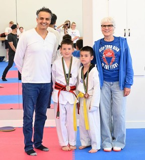 Le professeur Syed Najim de Californie, Evan Hicks et Ezra Hicks, et Maître Shelley Vitesse-Bert viennent de conclure l'Olympiade Sparfest qui a eu lieu en juillet. Photo publiée avec l'aimable autorisation de WHITECOURT TAEKWONDO