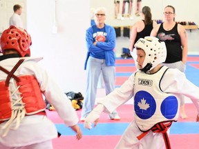 (À gauche) Cameron Burdge et Evan Hicks s'affrontent lors des Jeux olympiques de Sparfest, qui ont eu lieu en juillet après s'être entraînés avec les médaillés olympiques Sid Star et Shelley Vitesse-Bert. Photo publiée avec l'aimable autorisation de WHITECOURT TAEKWONDO
