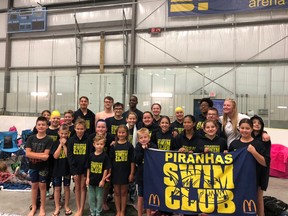L'équipe de natation du Fort Saskatchewan Piranha a beaucoup d'équipement, avec des médailles individuelles d'or, d'argent et de bronze et des performances d'équipe de relais lors de la compétition régionale à Edmonton du 12 au 14 août 2022. Photo Supply.