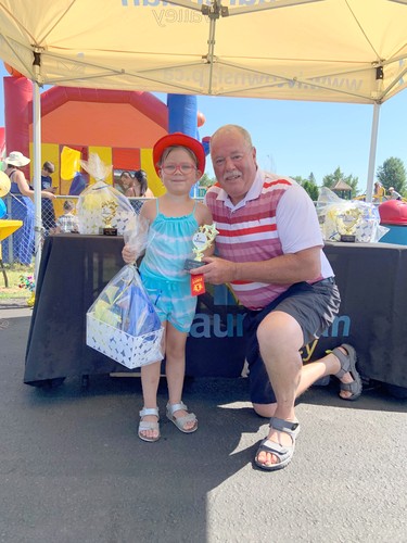 Laurentian Valley Mayor Steve Bennett presents Marcelina Valliant with her first place prize package for taking top spot in the ages one to five category of the 2022 Junior Gardeners Competition.