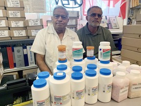Le pharmacien de Brantford Anwar Dost (à gauche) et Maher Latif de la Ligue musulmane à Brantford, avec des médicaments que Dost apportera au Pakistan pour aider les secours dans le pays frappé par les inondations.  Pendant ce temps, l'Association musulmane a lancé une campagne de collecte de fonds pour aider à soutenir les efforts de secours.  Pour faire un don, visitez le site Web de la mosquée de Brantford à www.brantfordmosque.ca.  VincentPaul