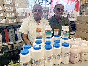 Le pharmacien de Brantford Anwar Dost (à gauche) et Maher Latif de la Ligue musulmane à Brantford, avec des médicaments que Dost apportera au Pakistan pour aider les secours dans le pays frappé par les inondations. Pendant ce temps, l'Association musulmane a lancé une campagne de collecte de fonds pour aider à soutenir les efforts de secours. Pour faire un don, visitez le site Web de la mosquée de Brantford à www.brantfordmosque.ca. VincentPaul